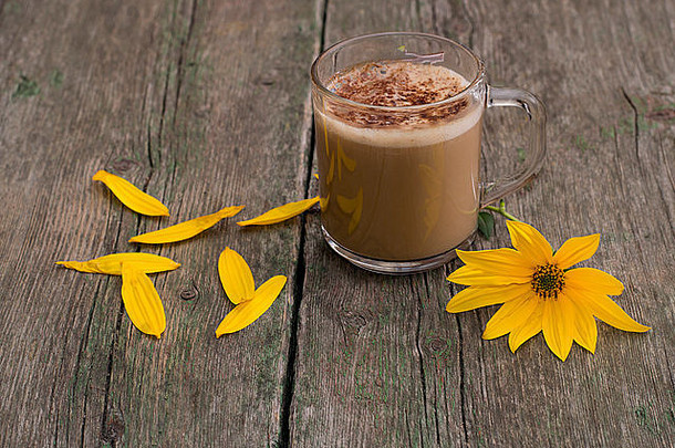 透明的杯子卡布奇诺咖啡黄色的花花瓣生活