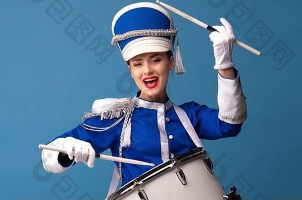 鼓手身穿蓝色制服在鼓上击鼓，表演节目和庆祝活动。有趣的鼓手打鼓唱歌，欢乐庆祝。