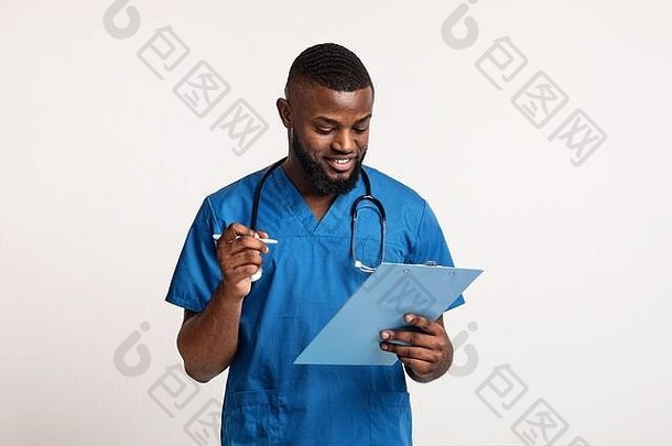 非洲医生进行体检，填写医疗表格