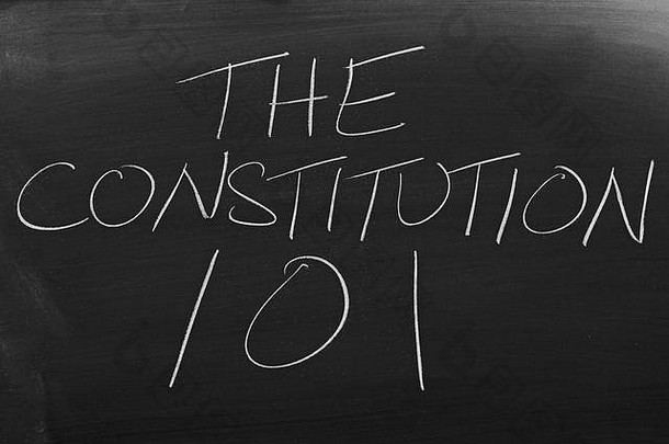 用粉笔在黑板上写下宪法101