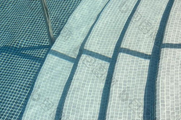 步骤游泳民意调查覆盖明亮的蓝色的小瓷砖清晰的水背景