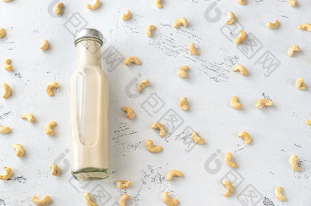 玻璃瓶腰果牛奶：俯视图