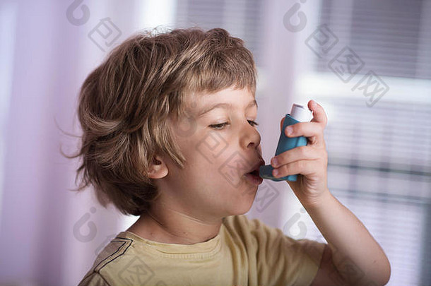 男孩使用哮喘吸入器治疗炎症、喘息、咳嗽、胸<strong>闷</strong>和呼吸急促。过敏治疗概念。