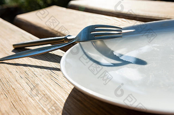 带刀叉的空盘子-屋外食物项目