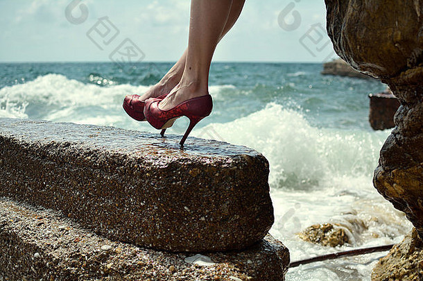 女人的腿高非常鞋子<strong>岩</strong>石海萨索斯岛希腊