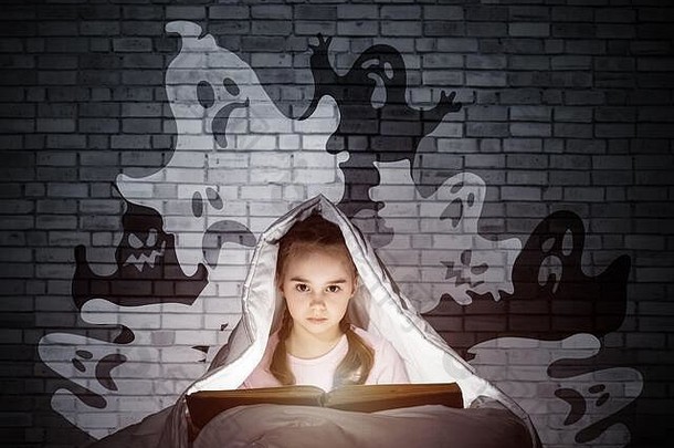 全神贯注地躺在床上看书的小女孩
