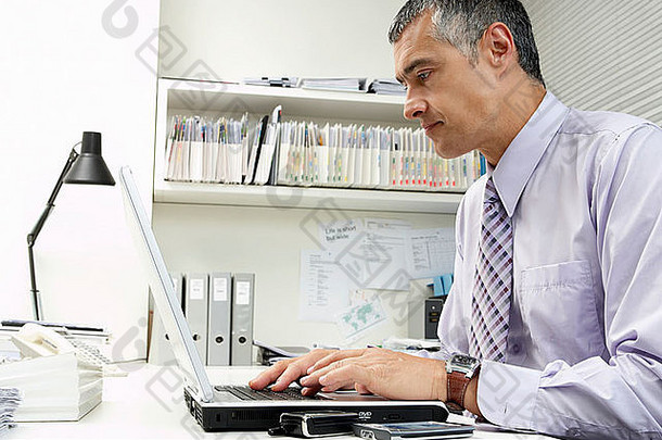 商人在办公桌上使用笔记本电脑