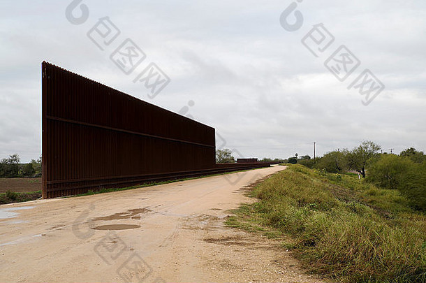 德克萨斯州艾布拉姆村外格兰德河附近的德克萨斯州/墨西哥边境围栏。