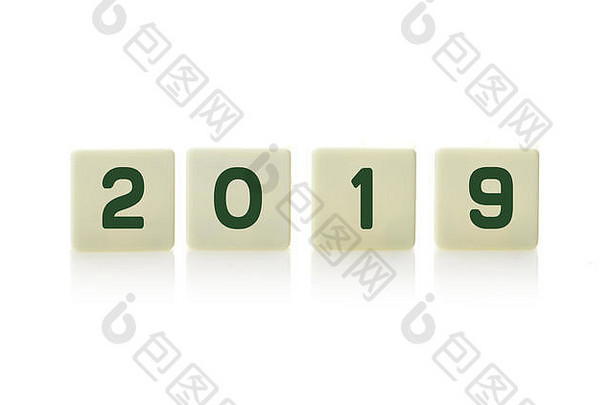2019年，在白色背景上，一排塑料瓷砖上。