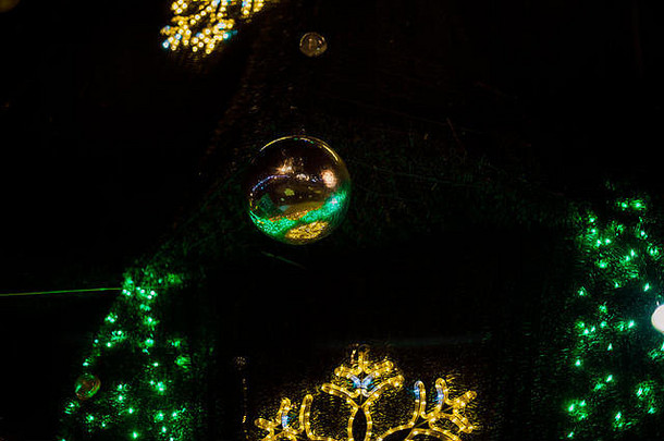 冬天，街道上有一棵巨大<strong>的</strong>圣诞树，树上有明亮<strong>的</strong>花环和星光。白俄罗斯戈麦尔市霍利德节装饰