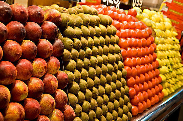 西班牙市场摊位上的新鲜水果。