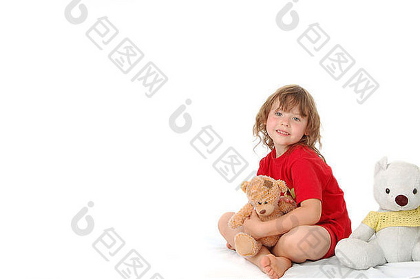 女孩在白色背景下与被隔离的熊玩耍