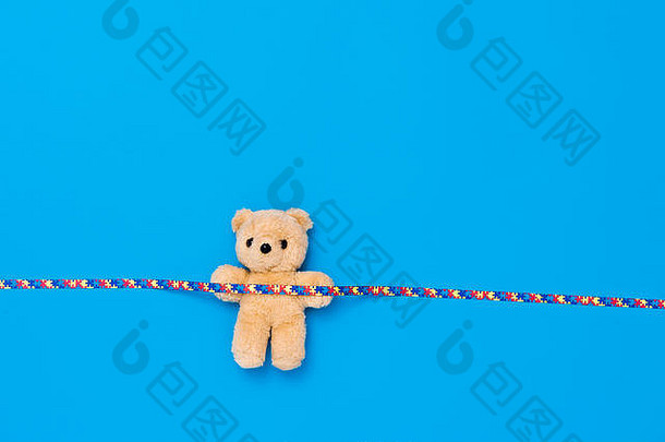 世界孤独症意识日，心理保健概念，泰迪熊和丝带拼图图案。在蓝色背景上