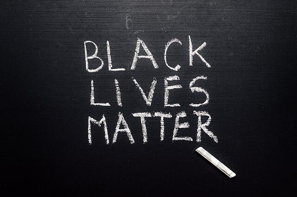 黑板上用粉笔写的东西是黑色的