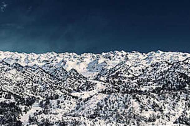 美丽的法拉亚山形象，冬季山脉景观，宁静的全景自然，寒冷的雪天