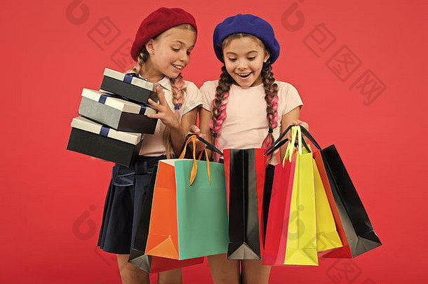 友谊和姐妹情谊。<strong>国际儿童</strong>节。生<strong>日</strong>和圣诞礼物。带着购物袋的小女孩。购物中心大减价。快乐网上购物。购物后。