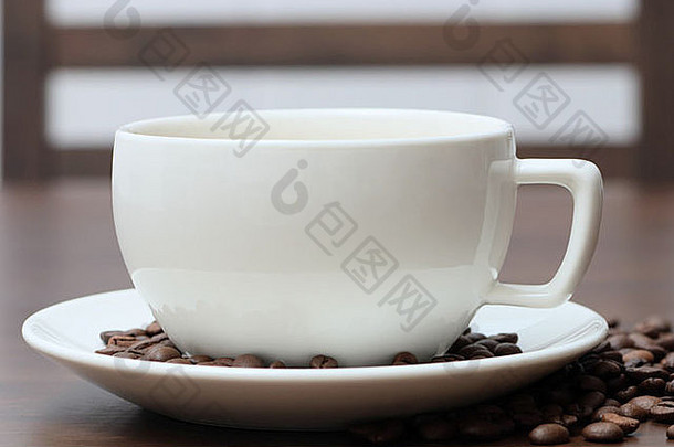 白色杯咖啡豆子表格