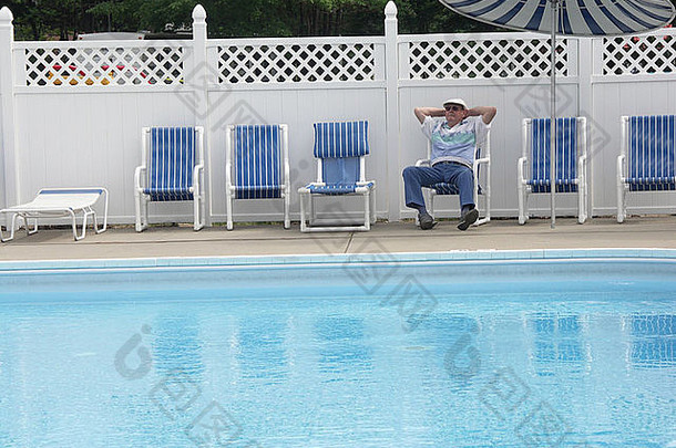 男子在泳池边休息