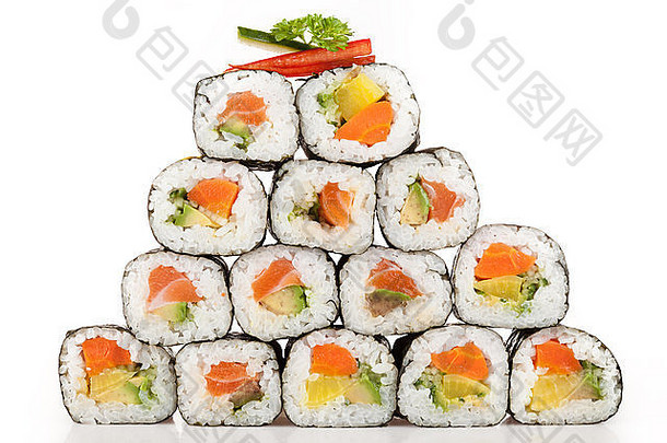 白色背景的各种寿司食物