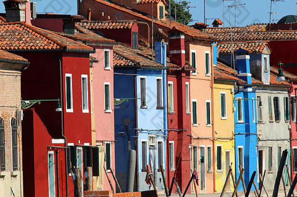 意大利北部威尼斯附近的布拉诺岛运河上的彩色房屋