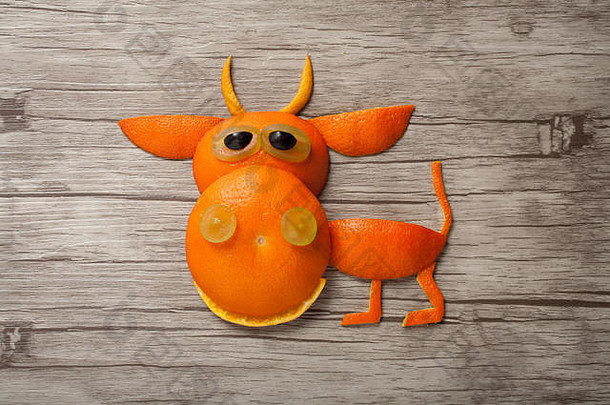 在木板上做的有趣的橙色公牛