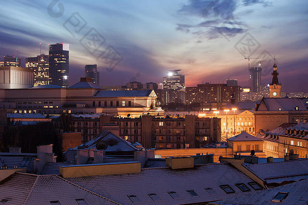 波兰黄昏时分的华沙市，市中心的高架景观。