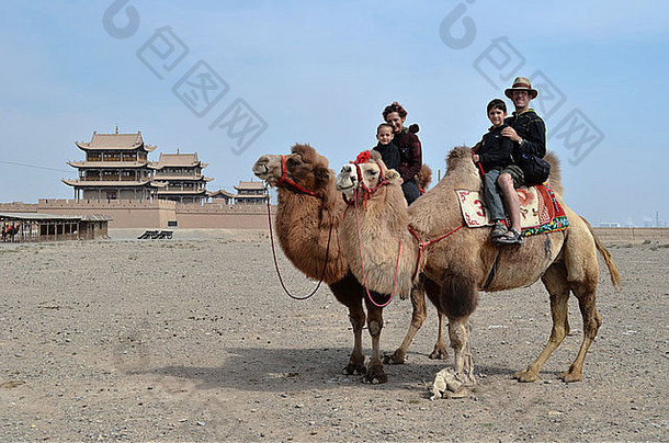 欧洲家庭享受骆驼骑历史嘉峪关堡甘肃省中国
