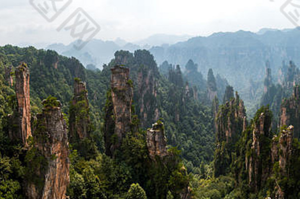 中国湖南省张家界国家森林公园岩层和景观全景图