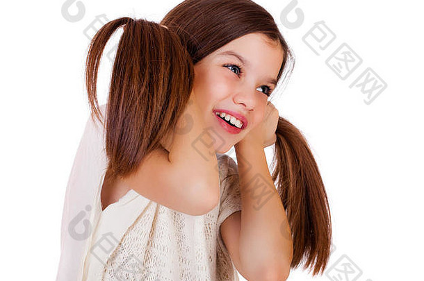 一个迷人的小女孩在镜头前微笑的肖像，在白色背景上被隔离