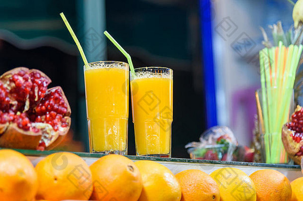 在Jemma El Fna广场的摊位上出售的新鲜橙汁。摩洛哥马拉喀什