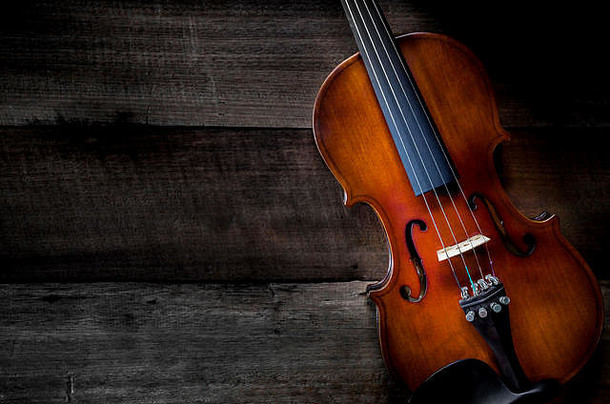 小提琴表格关闭小提琴木地板上前视图小提琴音乐的黑暗木地板上
