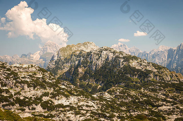 意大利夏日的阿尔卑斯山景色