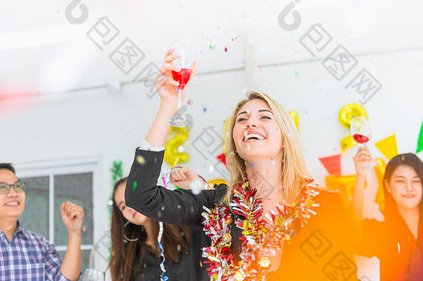 白种人老板女商人在办公室舞会上跳舞庆祝新年。