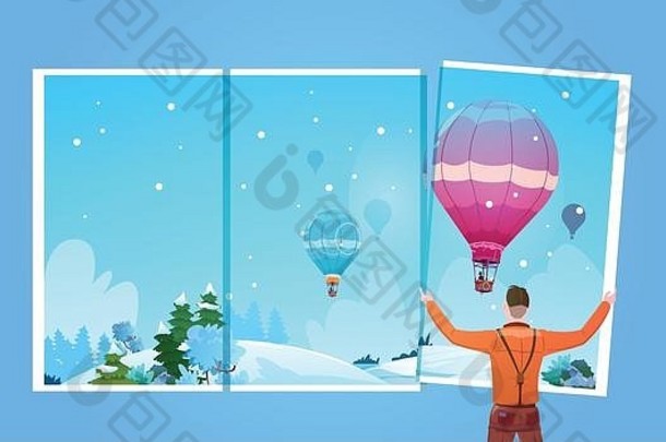 男人从窗口望着冬天天空中五颜六色的气球