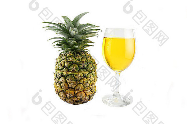将菠萝片堆叠起来，菠萝汁放在白色背景的玻璃杯中。