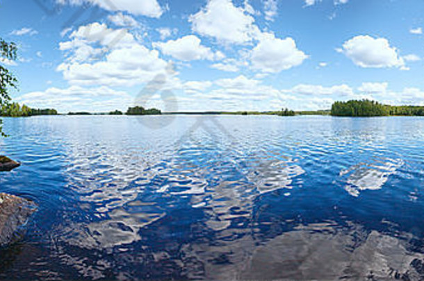 Rutajarvi湖夏季景观，水面上有云层反射（芬兰乌尔贾拉）。