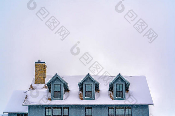 雪覆盖屋顶首页天空12月
