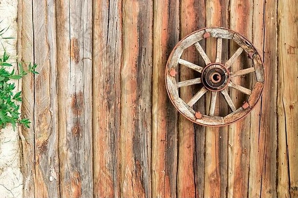 木头墙上的旧轮子