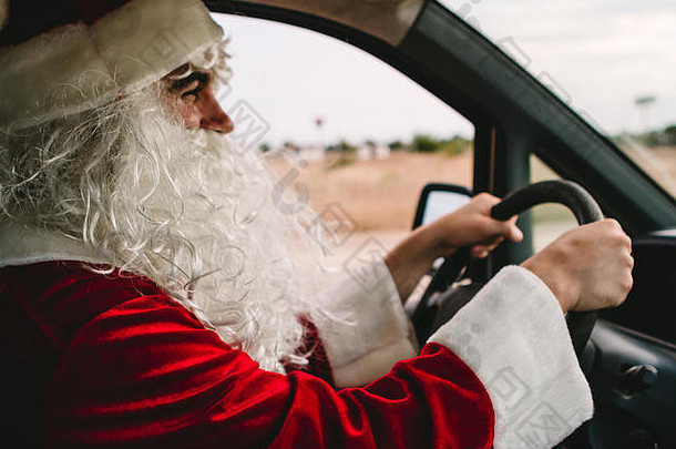 圣诞老人在开货车时充当送货员