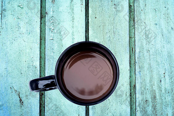 黑色<strong>咖啡</strong>杯，背景为陈旧生锈的木制，有垂直线条。