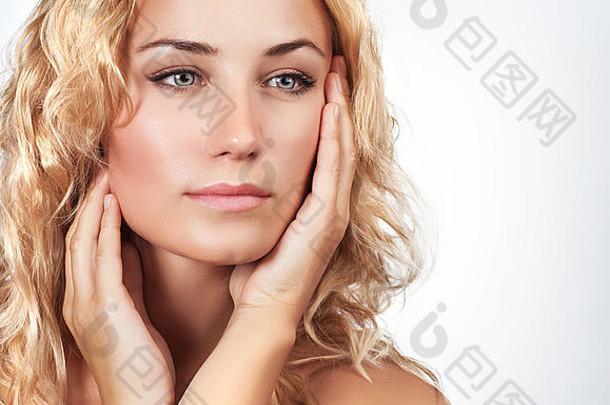 在浅色背景上描绘美丽温柔的金发女人，在水疗沙龙使用天然化妆品，进行美容治疗