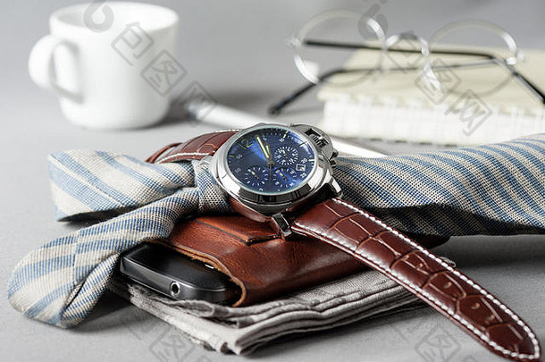 豪华时尚手表，蓝色表盘和棕色鳄鱼纹皮革表带