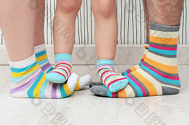 穿着条纹袜子的美丽家庭的脚