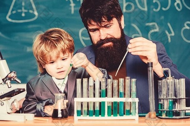 父亲和儿子在学校。生物技术研究概念。回到学校。向孩子解释生物学。有胡子的<strong>男老师</strong>和小<strong>男</strong>孩。化学和物理生物学。让我们用化学药品。