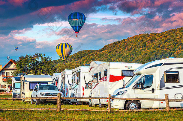 令人惊异的色彩斑斓的热空气气球日出娱乐车辆旅行商队野营的地方家庭假期户外旅行概念陈