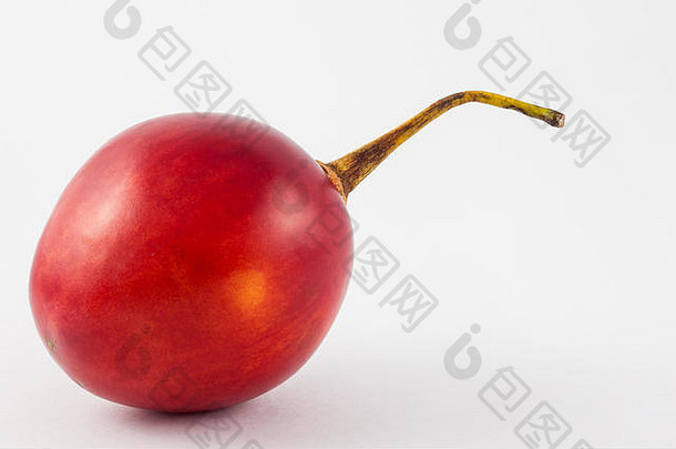 白色背景上的一种名为树番茄（Solanum Betaceum）的奇异热带水果
