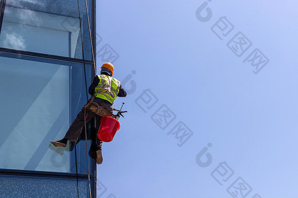 高层建筑上的窗户清洁器。工业攀爬者。