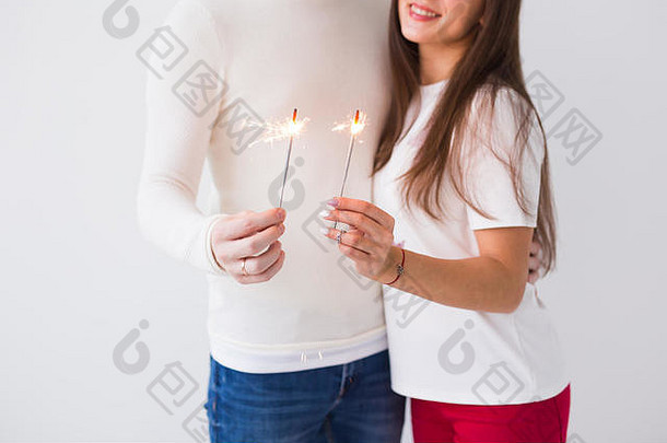 情人节概念-在白色背景上用火花庆祝的快乐、微笑、迷人的情侣的特写镜头