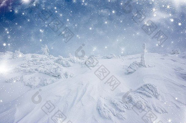 雪地里星星和脚步的圣诞背景
