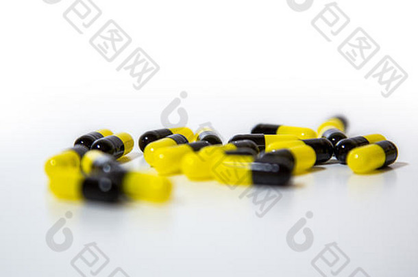 关闭黑色的黄色的药片平板电脑医学孤立的白色背景处方药物药物治疗止痛药药物滥用